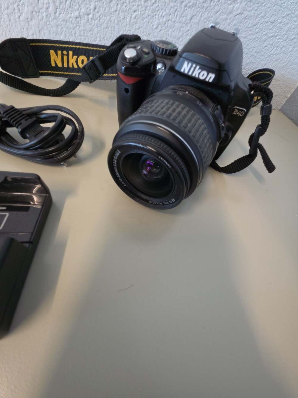 Nikon D40 6.1MP DSLR Camera with 18-55mm Lens and Battery Charger - Picture 3 of 13